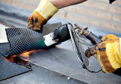 чем лучше покрыть крышу